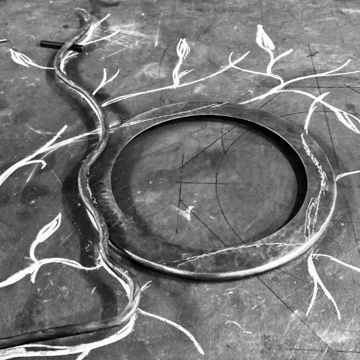 SPECCHIO Curvo bronzato con rami di S. Robiglio - immagine 2